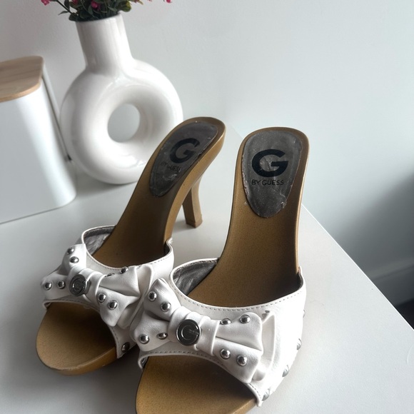 Vintage Guess White  wooden kitten heel - Picture 3 of 5